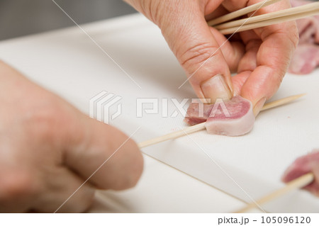 【焼き鳥豚タンの串打ちをする主婦】 【焼き鳥豚タンの串打ちをする主婦】 105096120