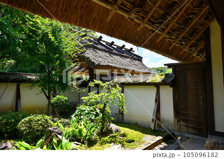 茅葺き屋根の軒下と前庭 105096182