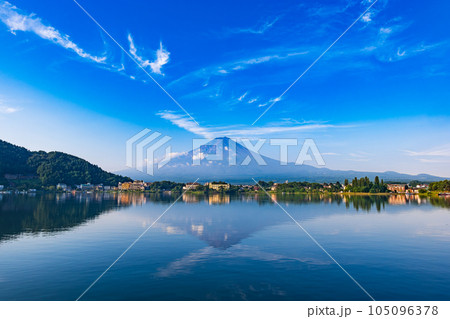 河口湖から眺める富士山　夏景 105096378