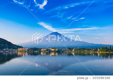 河口湖から眺める富士山　夏景 105096380