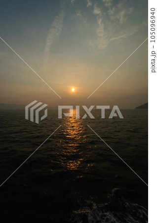 海に沈む夕日 105096940