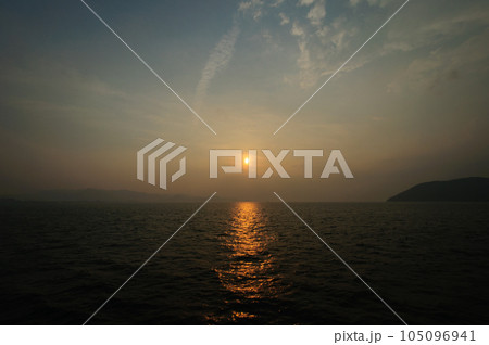 海に沈む夕日 105096941