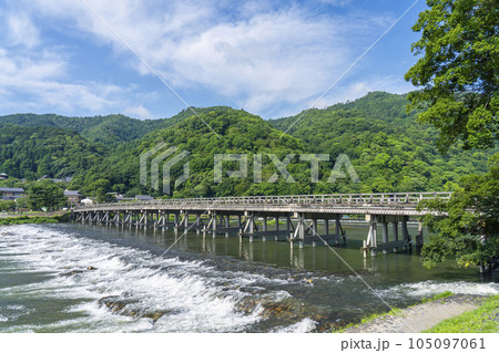 京都嵐山　新緑の渡月橋と桂川 105097061