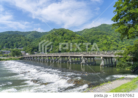 京都嵐山　新緑の渡月橋と桂川 105097062