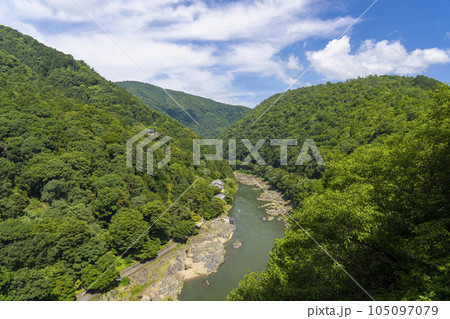 初夏の嵐山公園亀山地区 展望台から望む保津峡 初夏の嵐山公園亀山地区 展望台から望む保津峡 105097079