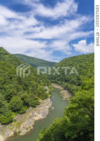 初夏の嵐山公園亀山地区 展望台から望む保津峡 初夏の嵐山公園亀山地区 展望台から望む保津峡 105097083