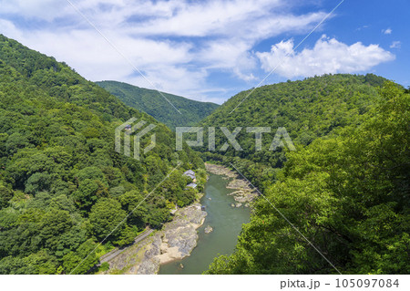 初夏の嵐山公園亀山地区 展望台から望む保津峡 初夏の嵐山公園亀山地区 展望台から望む保津峡 105097084