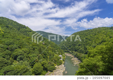初夏の嵐山公園亀山地区 展望台から望む保津峡 初夏の嵐山公園亀山地区 展望台から望む保津峡 105097085