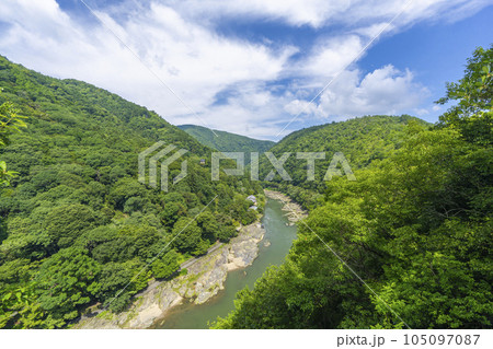 初夏の嵐山公園亀山地区 展望台から望む保津峡 105097087