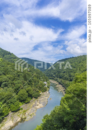 初夏の嵐山公園亀山地区 展望台から望む保津峡 105097089