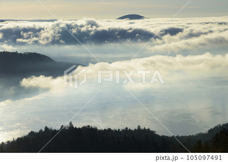 美幌峠から見る屈斜路湖と雲海 105097491