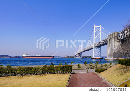 大型タンカー　瀬戸大橋を行き交う船（香川県坂出市） 105097851