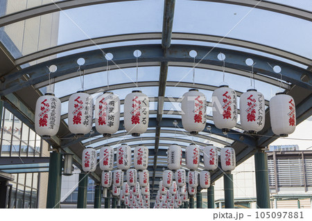 たくさんの提灯が並ぶ風景　くらやみまつり　駅前 105097881