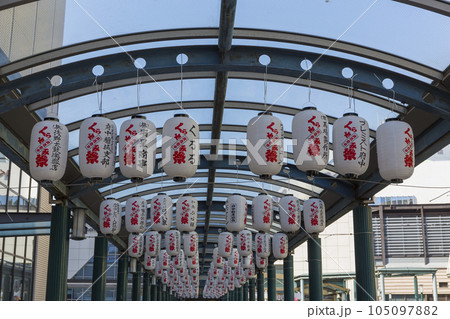 たくさんの提灯が並ぶ風景 くらやみまつり 駅前 たくさんの提灯が並ぶ風景 くらやみまつり 駅前 105097882