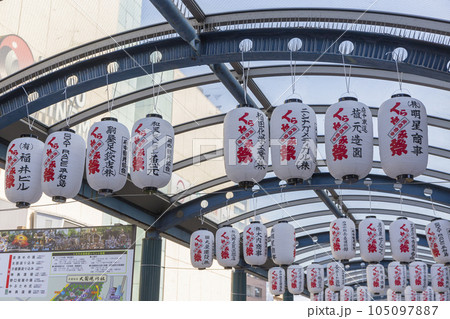 たくさんの提灯が並ぶ風景　くらやみまつり　駅前 105097887