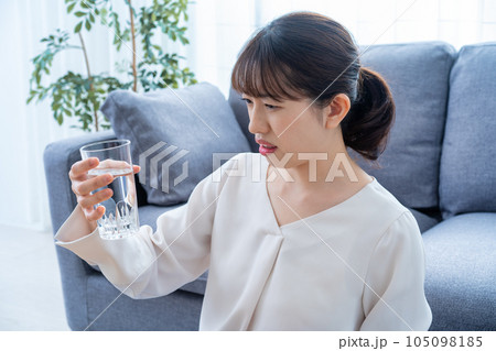 水に違和感を感じる女性 水に違和感を感じる女性 105098185