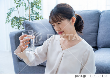 水に違和感を感じる女性 水に違和感を感じる女性 105098188