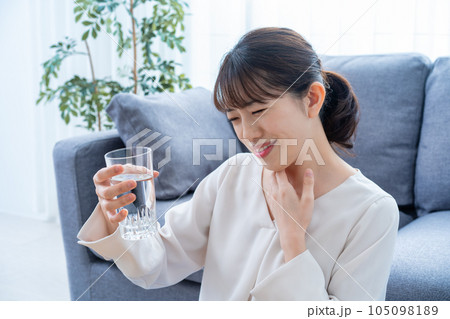 水に違和感を感じる女性 105098189