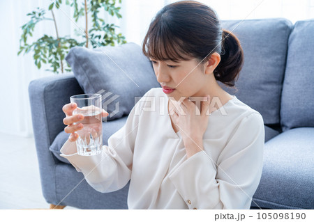水に違和感を感じる女性 水に違和感を感じる女性 105098190