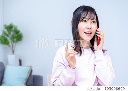 スマホで電話する女性 105098699