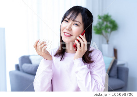 スマホで電話する女性 105098700