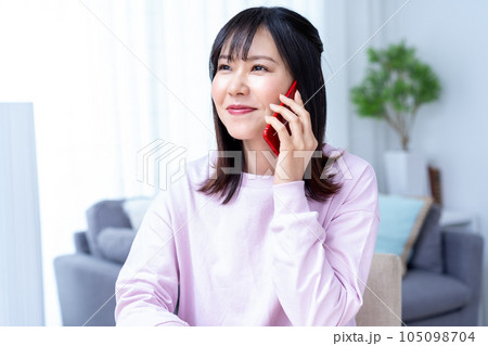 スマホで電話する女性 スマホで電話する女性 105098704