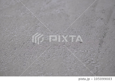 まだ乾いていないモルタル 105099083