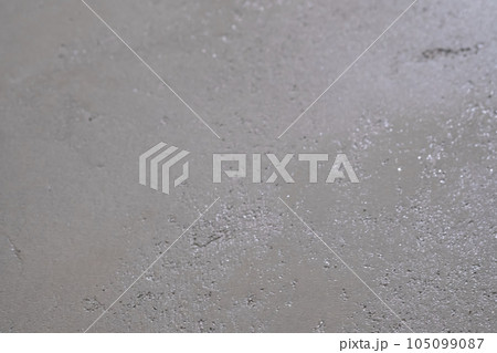 まだ乾いていないモルタル まだ乾いていないモルタル 105099087
