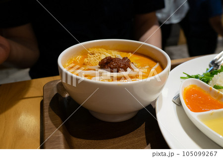 ラクサ・ヌードル。ピリ辛のスパイススープに米麺が入った料理。 105099267