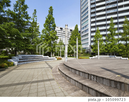 青空の東雲水辺公園 運河沿いの気持ちの良い公園 青空の東雲水辺公園 運河沿いの気持ちの良い公園 105099723