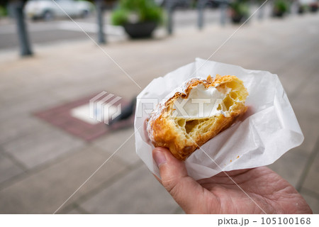 中にホイップクリームが入ったパン生地のシュークリーム。 中にホイップクリームが入ったパン生地のシュークリーム。 105100168