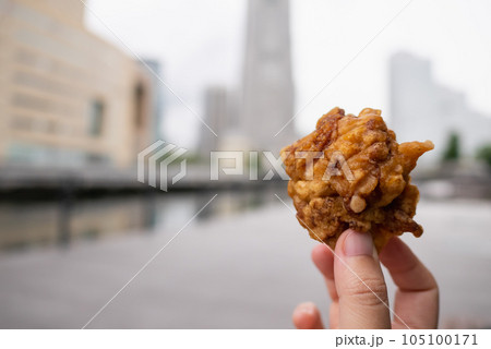 屋外で食べる唐揚げ。熱々で美味しい揚げ物。 105100171