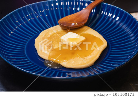 米粉で作ったパンケーキ。メープルシロップとバターをトッピングして。 米粉で作ったパンケーキ。メープルシロップとバターをトッピングして。 105100173