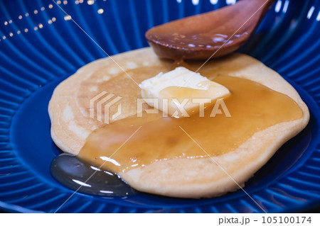 米粉で作ったパンケーキ。メープルシロップとバターをトッピングして。 米粉で作ったパンケーキ。メープルシロップとバターをトッピングして。 105100174