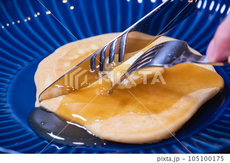米粉で作ったパンケーキ。メープルシロップとバターをトッピングして。 米粉で作ったパンケーキ。メープルシロップとバターをトッピングして。 105100175