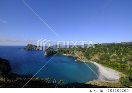 父島中山峠から小港海岸を望む 105100260