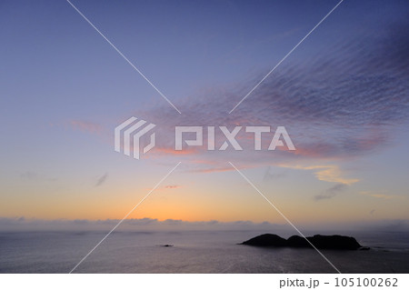 父島ウェザーステーションからの夕焼け 105100262