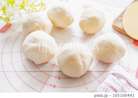 成形したパン生地 105100491