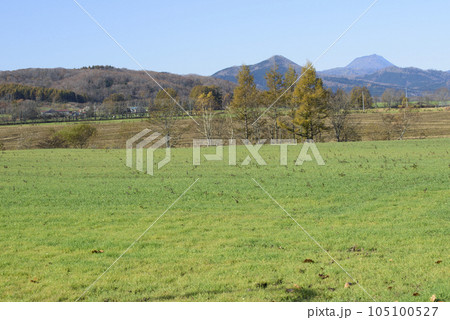 秋の釧路平野の田園風景 秋の釧路平野の田園風景 105100527