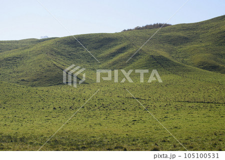秋の釧路平野の田園風景 秋の釧路平野の田園風景 105100531
