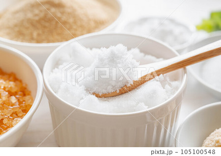 スプーンですくう白砂糖 スプーンですくう白砂糖 105100548