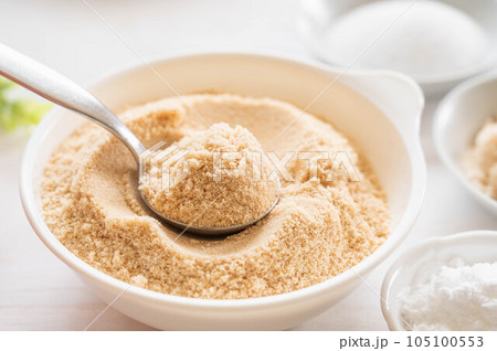 スプーンですくう三温糖 105100553