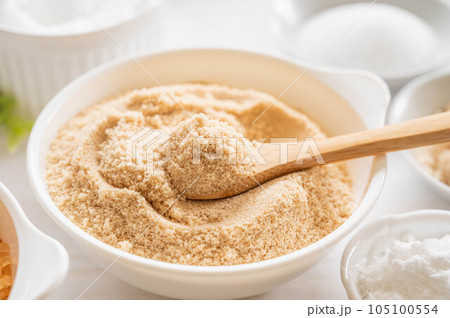 スプーンですくう三温糖 105100554