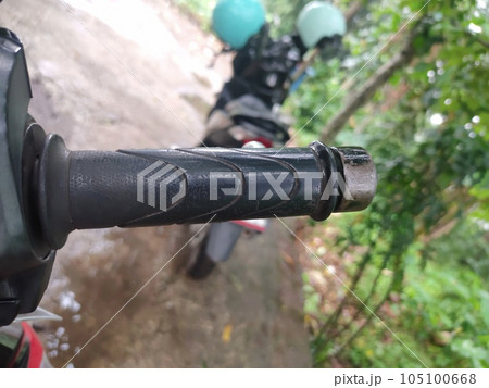 A photo of a black motorcycle gas or brake pull 105100668