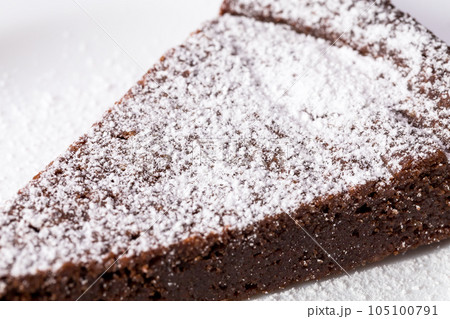 chocolate cake with sugar powder 105100791