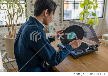 レコードで音楽鑑賞をする男性 105101194