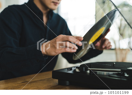レコードで音楽鑑賞をする男性 レコードで音楽鑑賞をする男性 105101199