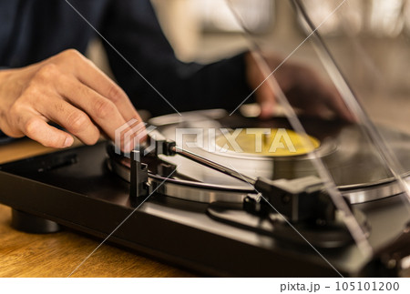 レコードで音楽鑑賞をする男性 105101200