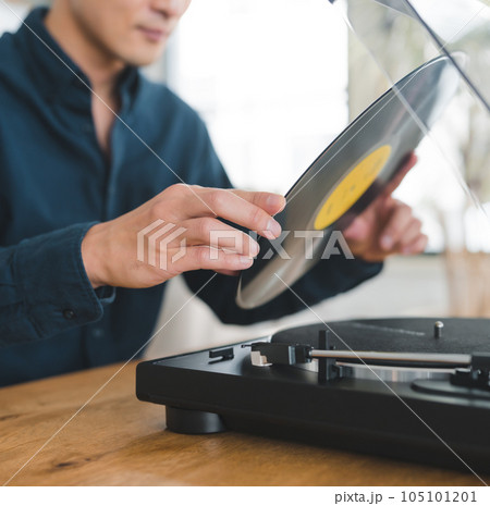 レコードで音楽鑑賞をする男性 105101201