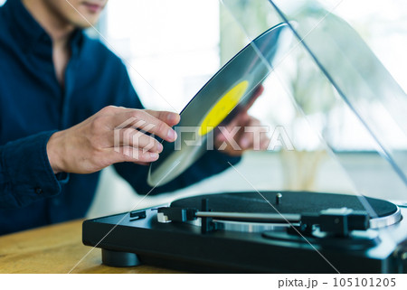 レコードで音楽鑑賞をする男性 レコードで音楽鑑賞をする男性 105101205